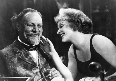 marlene-dietrich-ed-emil-jannings-in-una-scena-de-l-angelo-azzurro-16070