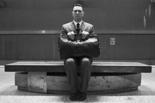 uomo valigia contrastato