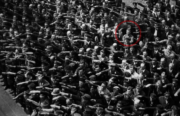 uomo che non saluta nazi. rosso contrasto