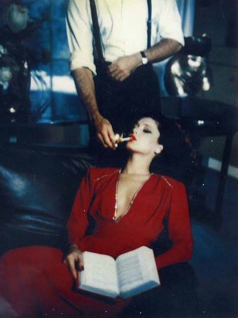Helmut Newton.donna si fa accendere sigaretta.jpg