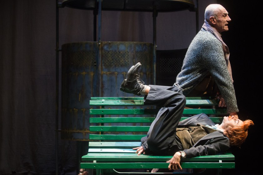 15Céline prende Y per orecchio