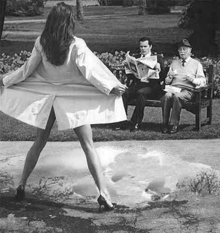 ragazza esibizionista impermeabile.jpg